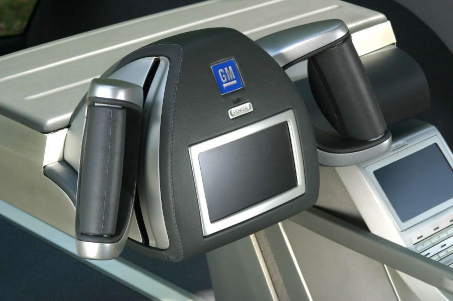 Детали интерьера GM Hy-Wire Concept 2002 года  (фото 9 из 27)
